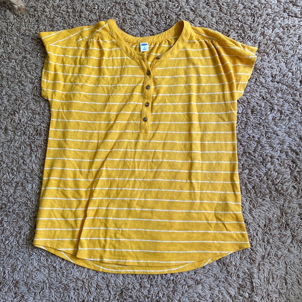 Cute button down old navy tshirt!!!!